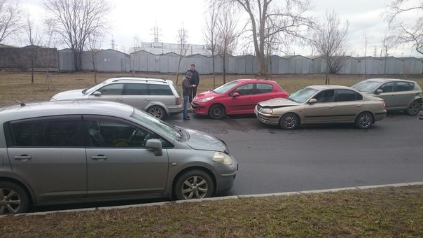 Гонки между припаркованными машинами около дома 8 на Белорусской закончились провалом!