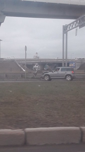 На Пулковском шоссе перед Лентой Йети не вошла в поворот. Водитель сидит отдыхает, никому не мешает...