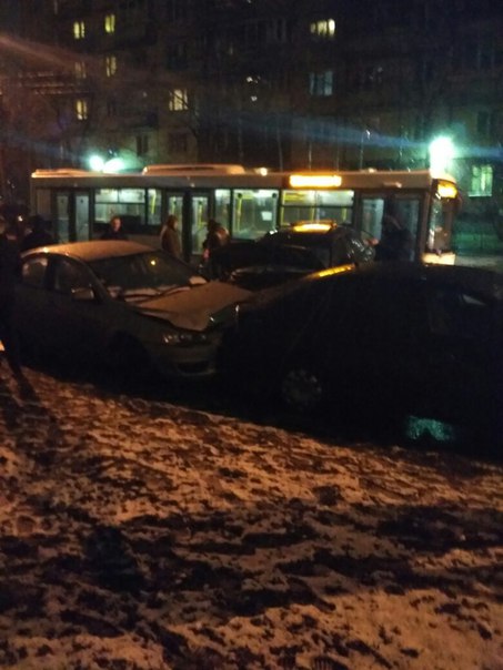 В 22:45 серьёзное ДТП на Дмитрия Устинова 5 Infiniti ушатал 4 машины.