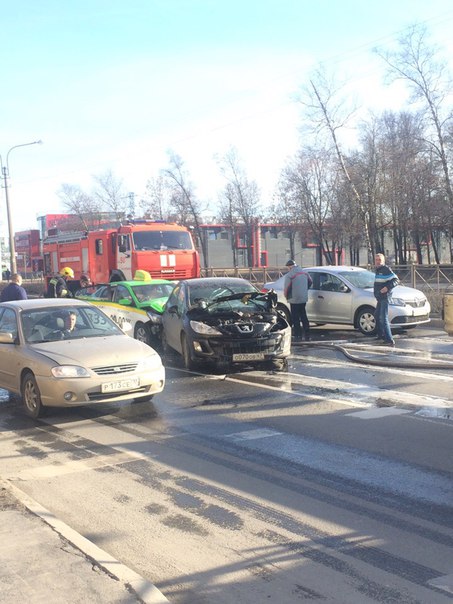 На Московском шоссе Авария из нескольких машин,проезд только по 1 полосе. Пожарные,полиция и скорая ...