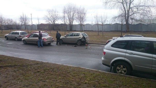 Гонки между припаркованными машинами около дома 8 на Белорусской закончились провалом!