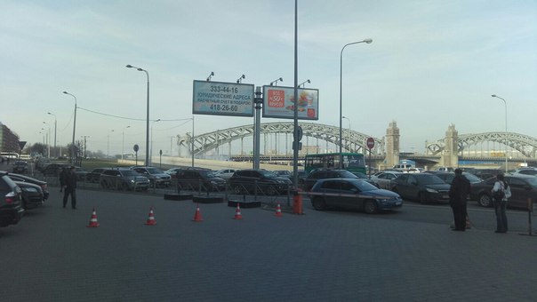 В 16:50 сгорела машина на Синопской набережной при подъёме на Большеохтинский мост. Пробняк!!!