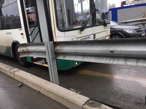 На Тучковом мосту застрял автобус в правой полосе.