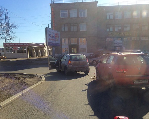 На Лиговском проспекте, на развороте возле Лукойла, Renault мешает проезду по левому ряду в сторону цен...