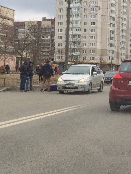 сбил женщину только что на улице Олека Дундича! лежит , жива, ждут скорую и гаи!