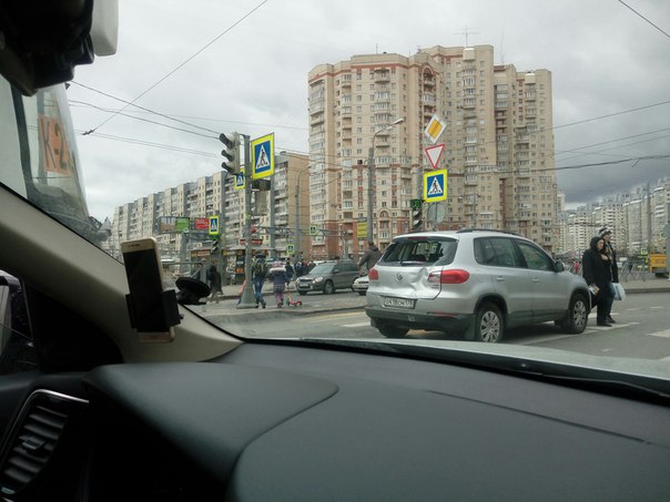 На Гаккелевской перед Комендантской площадью автобус догнал фольцваген... Середина занята