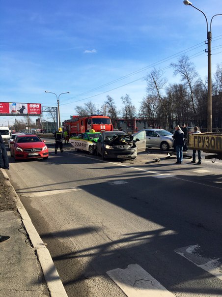 На Московском шоссе Авария из нескольких машин,проезд только по 1 полосе. Пожарные,полиция и скорая ...