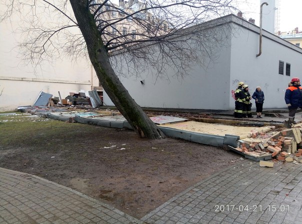 На Каменоостровского у домам32, упала стена в садике. Где гуляют дети, пожилые люди с собаками. Буд...