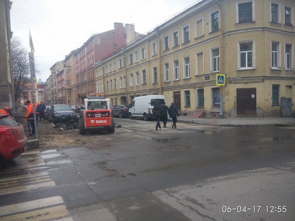 У перекрёстка Мясной и Витебской, Нисан оставил часть дверной обшивки на ковше у Боба.