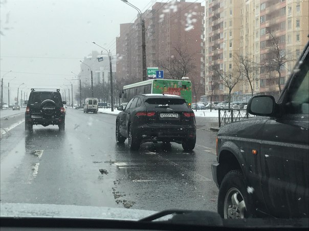 ДТП на Ленинском у дома 79, подбили Ягуар, второй участник Лэнд Ровер.