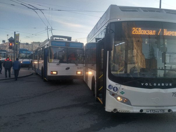 автобус и троллейбус притерлись...угол Ленинского и Московского пр....пробочка уже..будет жарко тут....