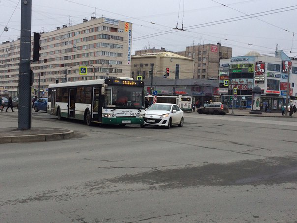 На пересечении Новосмоленской набережной и Наличной пути рейсового автобуса и Мазды пересеклись