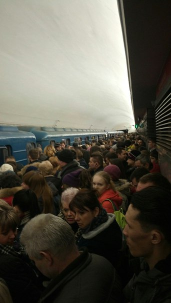 Красная ветка метро с севера на юг практически не едет - стояли минут 7 на пл. Ленина. Сейчас стоим ...