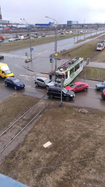 Под мостом между Просветом и Парнасом, водитель не увидел трамвай