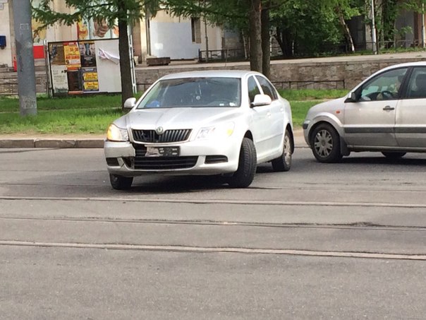 2 муринский. Skoda и фольц. Трамваи стоят в сторону пл. мужества.