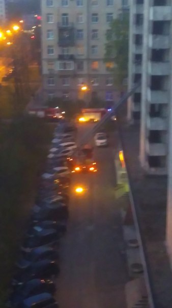 Эвакуация из дома 27 на улице Фрунзе, вроде пожар, пожарные окна разбивают