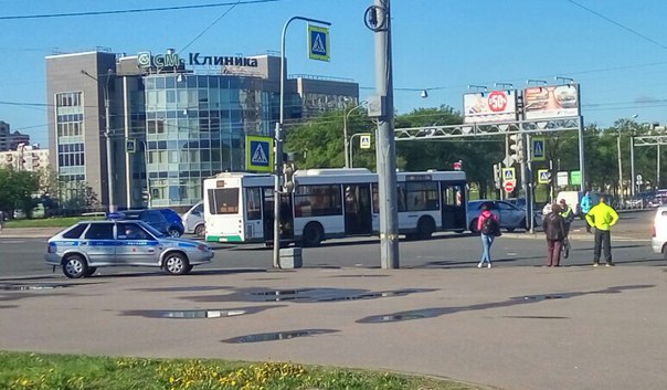 На Дунайском проспекте Автобус 326 столкнулся с иномаркой, приехала скорая и полиция, трамваи стоят.