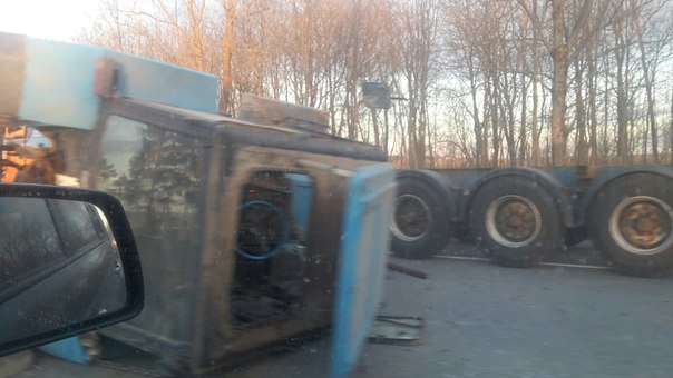 Трактор упал набок на Кингисеппском шоссе у Телези в сторону С-ПБ. Объезжают его по встречке.