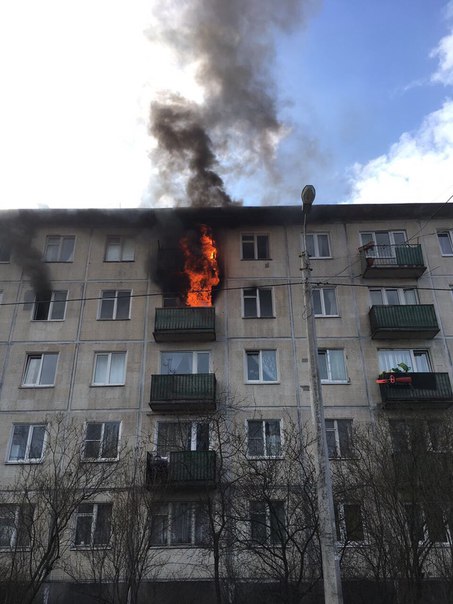 В Сестрорецке на Володарского 310 сгорела квартира, с 4 перекинулось на 5