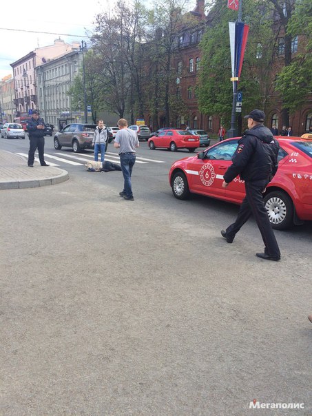 Сбили человека на Московском проспекте д. 111. Жив, но встать и разговаривать не может. Скорую вызва...