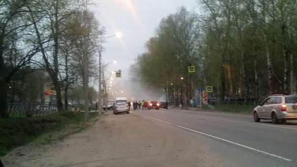 Задымилась машина в Кировске. Приехало много полицейских и 2 пожарные машины