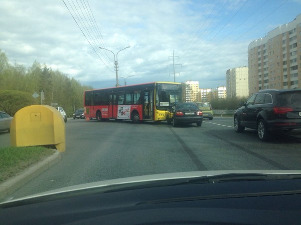 Лобовое с автобусом при подъезде к Сестрорецку на Приморском шоссе, перегородили полосу, уже пробоч...