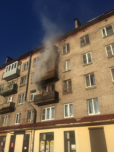 Пожар на улице Бабушкина в доме 131,к2, вытащили труп из квартиры. Потушили уже
