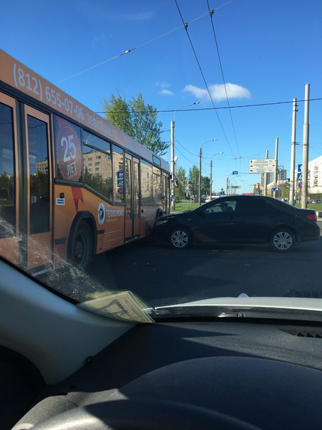 Иномарка протаранила автобус на пересечении Суздальского и Культуры,объехать можно