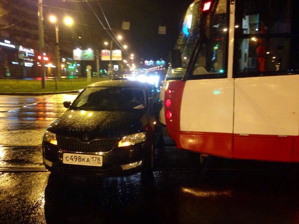 На перекрёстке Бухарестской и Славы водитель Школы не заметил трамвай