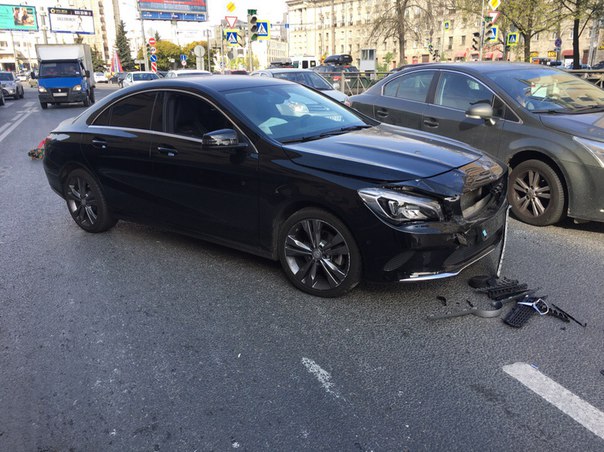 На Кантемировской Mercedes ударил БСВ е90 . Пробке быть