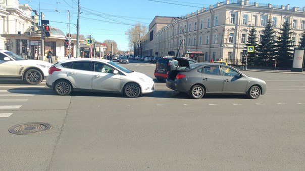 16:48 авария на перекрестке Загородного проспекта и Веденского канала. На трамвайных путях.