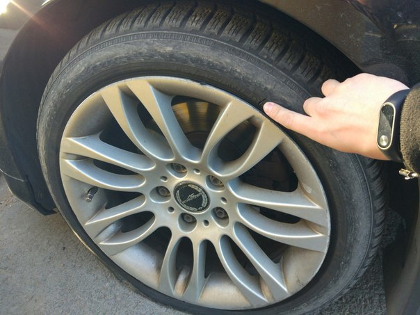 На 9-ом километре внешнего кольца на дороге был камень, наехал и спустило колесо.