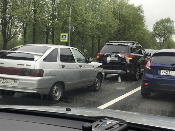 Сообразили на троих на Санкт-Петербургском шоссе после Ропшинского в сторону Петергофа