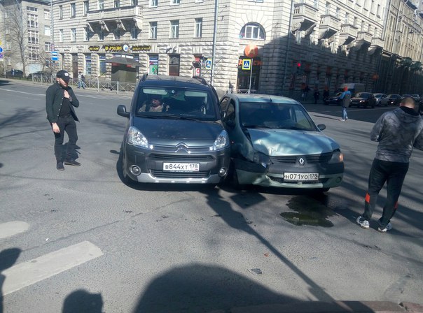 Renault и Ситроен встретились на пересечении Чкаловского проспекта и ул. Ленина. 16.35.