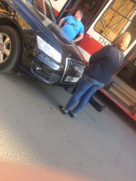 В Кузнечном переулке Audi сбила человека, выходившего из трамвая
