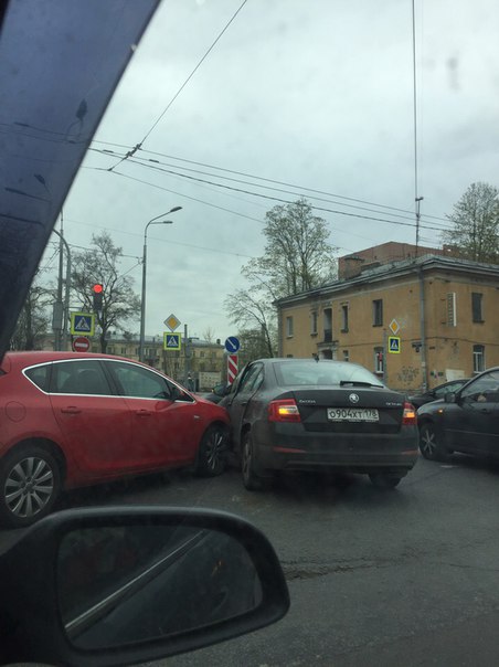 На пересечение Б. Смоленского пр. и ул. Седова Опель ударил Октавию прямо на перекрёстке. Пробка бол...