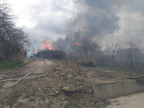 Горит дом в Новосаратовке, пожарные на месте, но уже поздно