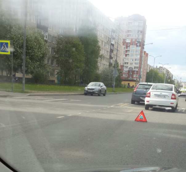 Искровский 16 на пешеходном догонялки. А на его перекрестке с Дыбенко skoda мешает повороту.