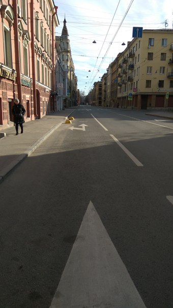 На Большой Пушкарской улице у дома 32 прямо на проезжей части установлены оградительные полусферы, к...