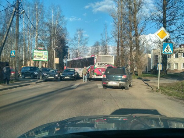 Автобус и Mercedes в Бернгардовке мешают проезду на переходе у станции Пробка от Дороги Жизни.