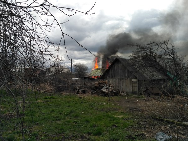 Горит дом в Новосаратовке, пожарные на месте, но уже поздно