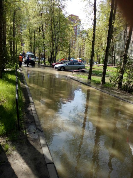 Прорвало трубу с горячей водой у дома 76 на Дальневосточном, спец службы на месте в 13:00.