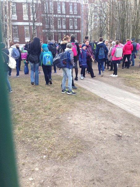 В 641 школе Невского района нашли бесхозную сумку...( с учётом что в школу кроме детей никого не пус...