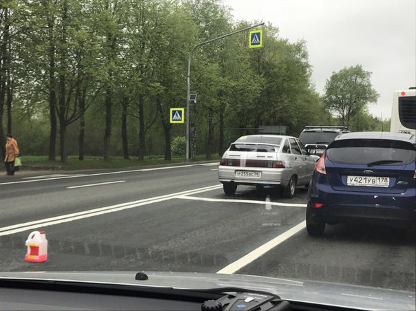 Сообразили на троих на Санкт-Петербургском шоссе после Ропшинского в сторону Петергофа