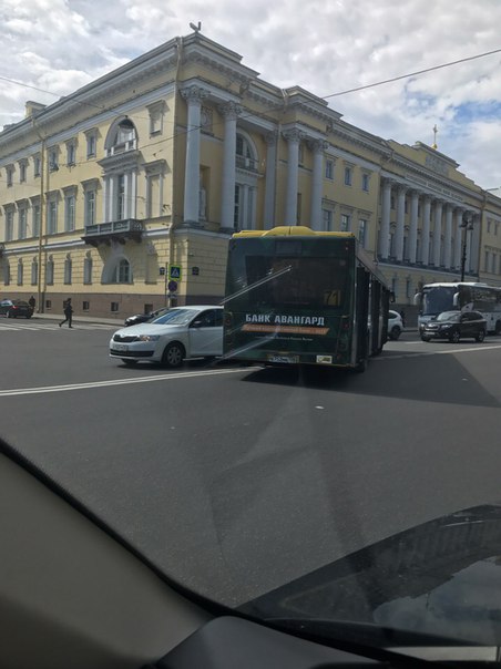 На Сенатской площади автобус и такси каким то неведомым образом не поделили дорогу... 14:30. Служб н...