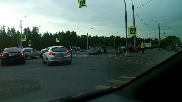 Сбили велосипедиста на перекрестке Оптивков и Шуваловского, -Вроде живой