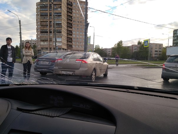 Hyundai и Renault на бублике Северный Гражданский перед ПП в сторону Энгельса. 19:15 Служб нет.
