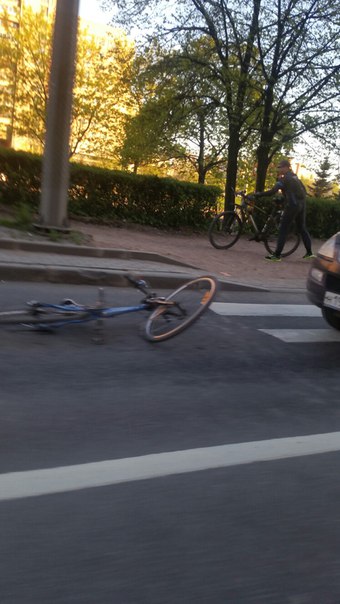 Сбили велосипедиста на пешеходном переходе Белградской улицы.Сидит на обочине, жив.