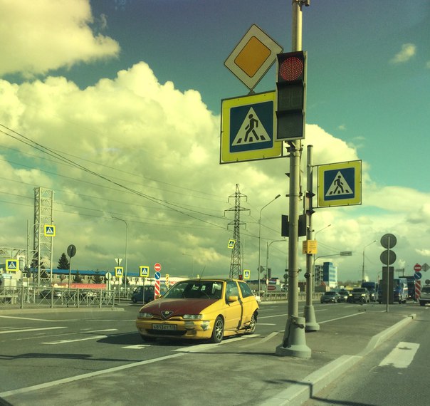 На Софийской перед переездом в центр "Почта России" пнула желтенького через перекрёсток...