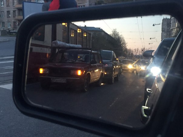 Mazda и жигуль, пересечение торжковской и белоостровской ул, стоят, пробки нет, полиции тоже пока не...